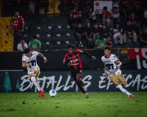 ¿Tristan Demetrius puede seguir jugando con Alajuelense?