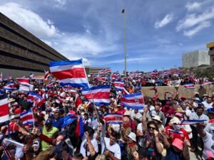 Con jaguares, banderas, himnos patrióticos y proclamas solicitan la renuncia del fiscal general