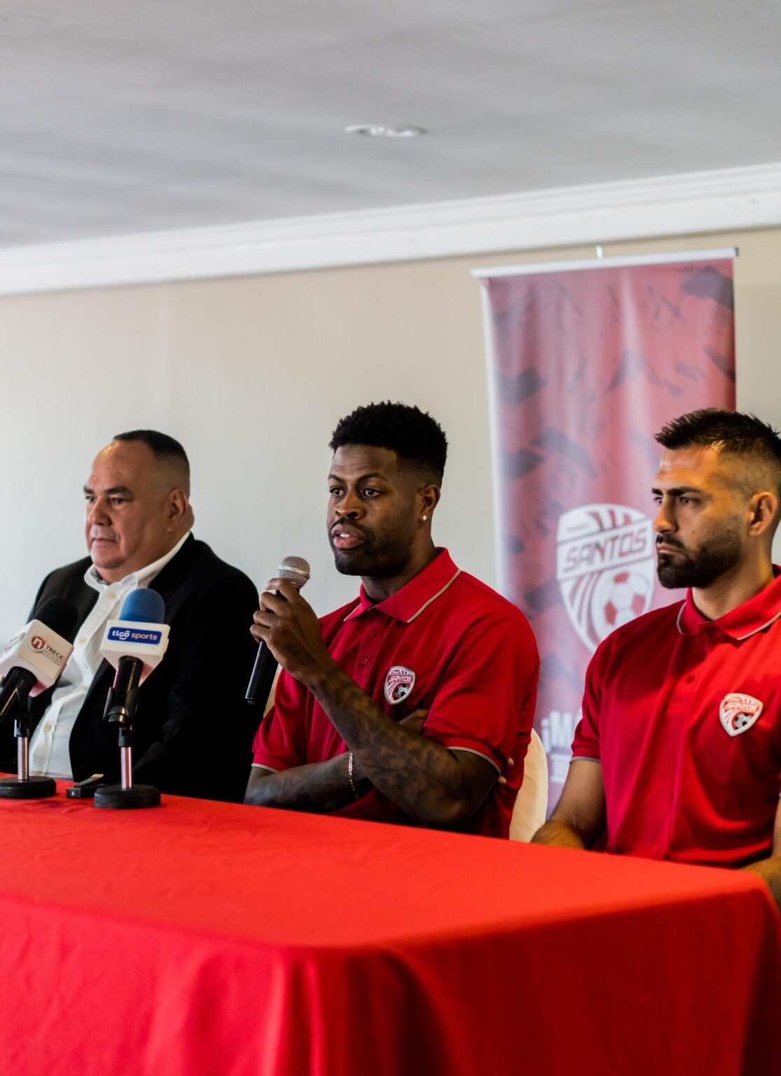 Santos de Guápiles presentó el pasado 7 de febrero a sus fichajes extranjeros Juan Miguel Basulto, mexicano, y al canadiense Manrekar James. Junto a Ronny Cortés, candidato a la presidencia de la Asociación Deportiva Santos de Guápiles y que preside la sociedad anónima Santos del Caribe.