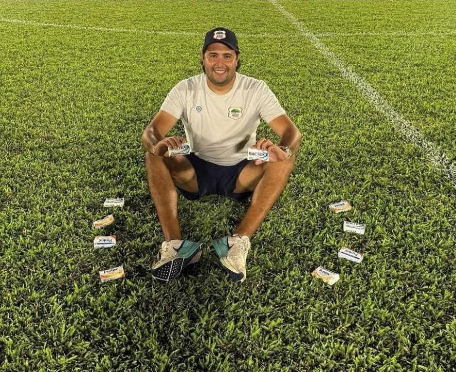 Leonardo Cova, quien se presenta como el gerente deportivo de Guanacasteca, publicó una foto irónica cuando se dio a conocer la noticia de que en la ADG estaría administrada por extranjeros.