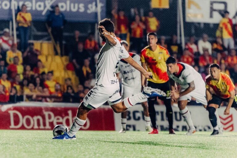 Alajuelense se come el invicto del campeón y aprieta la lucha por el liderato