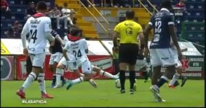 ¿Era penal? La polémica jugada de Allen Guevara ante Alajuelense