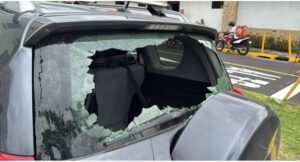 Una mancha en la final: video deja ver ataque de vehículo de aficionado herediano cerca del hotel de concentración