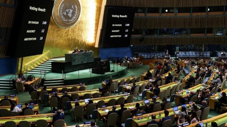 Asamblea General de la ONU pide un alto al fuego inmediato en Gaza mientras Egipto detiene activistas