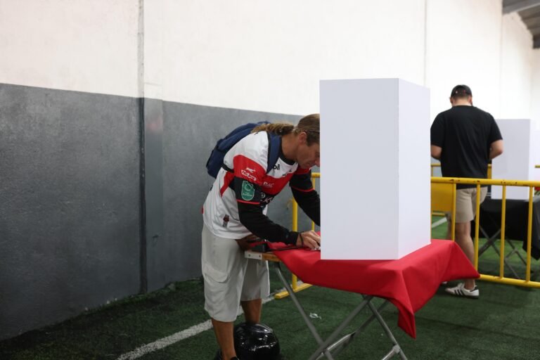 Los asociados ejercieron el voto en cabinas individuales, como parte del proceso democrático de Alajuelense. Foto: Rubén Murillo