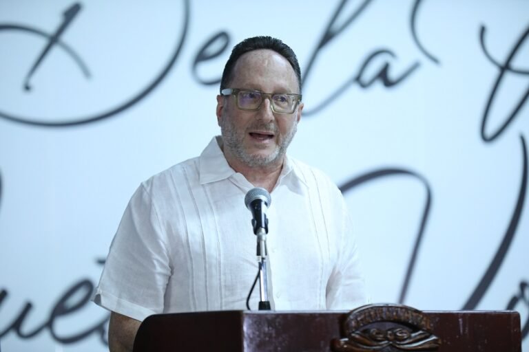 Feinzaig: La paz y estabilidad están en peligro, ya basta de chabacanería, de gritos y de insultos