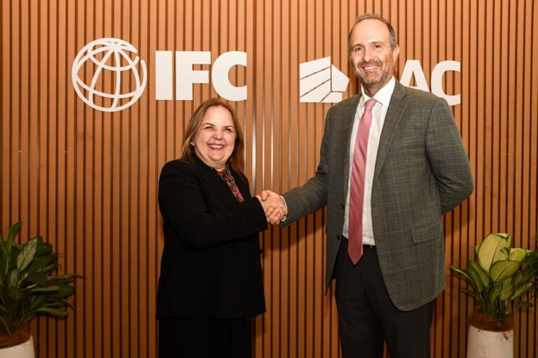 IFC y BAC anuncian acuerdo por USD 200 millones para mipymes lideradas por mujeres y proyectos sostenibles