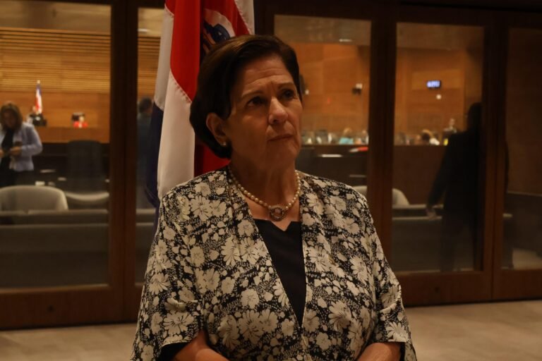 Cisneros: En ningún momento he dicho que hay que rebajar el salario mínimo, jamás