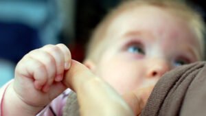 Controversia en el Reino Unido por la lactancia en mujeres trans: entre ciencia e ideología