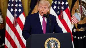 Trump anuncia aranceles del 100% sobre semiconductores