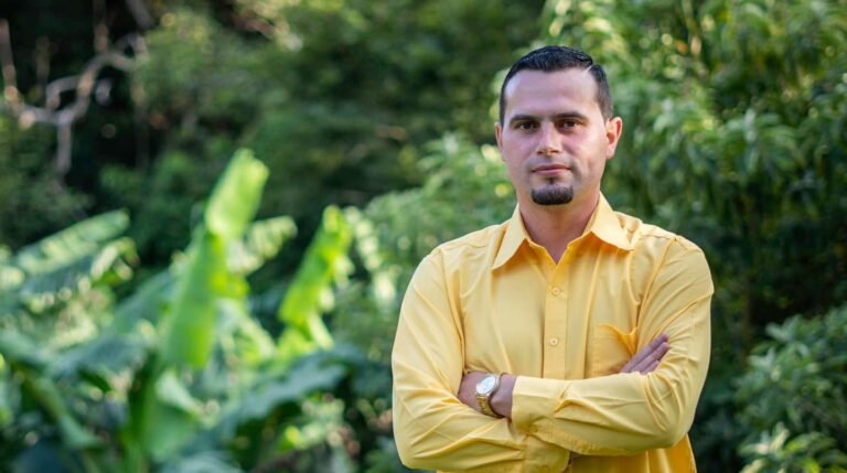 Alcalde de Monteverde renuncia al Republicano para apoyar a Laura Fernández