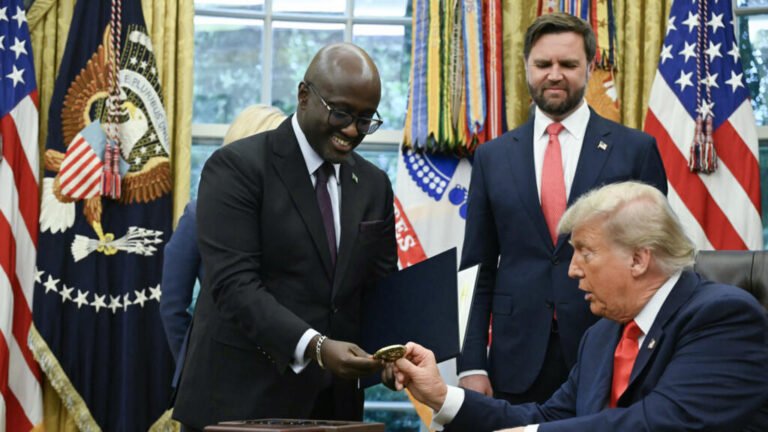 Llegan a Ruanda los primeros migrantes deportados desde Estados Unidos