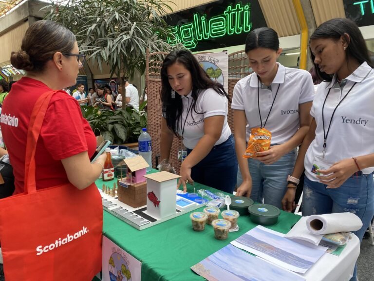 73 emprendimientos de jóvenes colegiales darán vida a la “Feria del Producto” en Rohrmoser