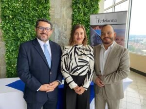 Expertos refuerzan la importancia de la transparencia en las compras públicas de medicamentos y el trato digno a pacientes