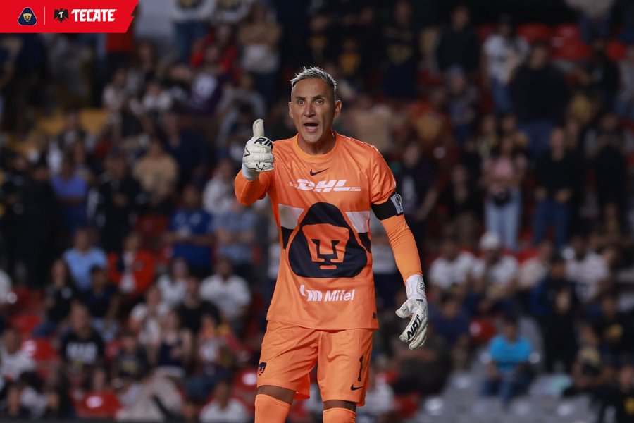 Keylor Navas sale vivo del Azteca con Pumas