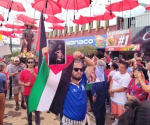 Grupo pro Palestina se manifiesta durante tradicional Entrada de Santos en San Ramón