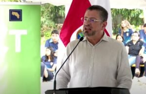 Rodrigo Chaves: Mientras algunos calientan curules nosotros le cumplimos al pueblo