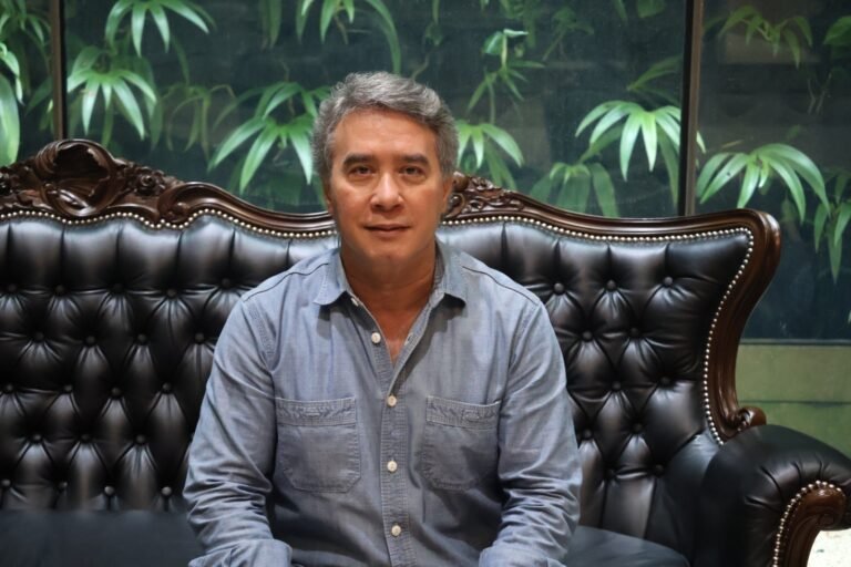 El pintor Carlos Luna lleva arte y comunidad a Limón con el proyecto “Ruta Natural”