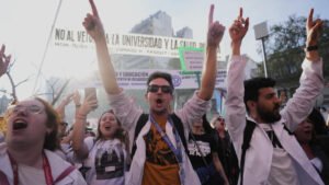 Los vetos no alcanzan: la fragilidad parlamentaria de Milei