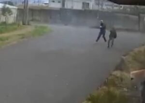 El sicario que no leyó el manual: murió en plena acción por la bala de su propio ‘compa’ en Cartago (video)