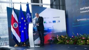 Costa Rica y la UE sellan alianza con promesa de transporte eléctrico y transición verde