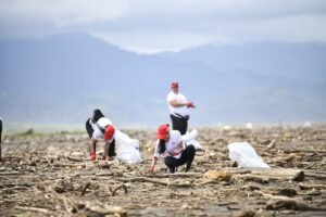 Voluntarios del Sistema Coca-Cola recolectaron residuos en Playa Guacalillo
