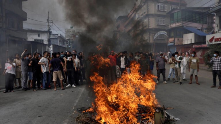 ¿Qué hay detrás de las protestas en Nepal que provocaron la dimisión del primer ministro?