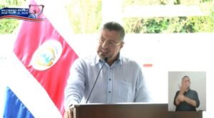 Chaves hace mofa del pequeño grupo que se manifestó en su contra en Cartago