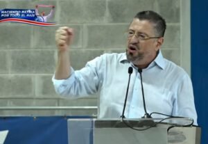 (Video) Rodrigo Chaves encara a periodistas en parqueo de San José: ‘Publican basura’