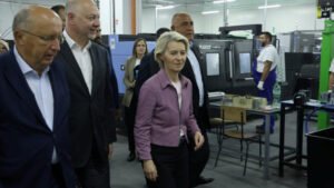 Avión que transportaba a Von der Leyen sufre una presunta interferencia rusa; Moscú lo rechaza