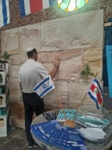 Embajada de Israel llevó a los asistentes a “viajar por los cinco sentidos” en la Feria de las Flores por la Vida 2025