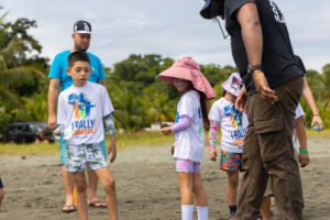Niños disfrutaron de Rally Ambiental en Playa Moín con juegos, aprendizaje y conciencia ecológica