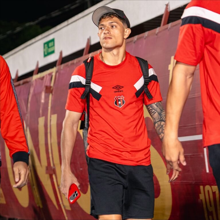 Óscar “Macho” Ramírez despeja las dudas con su XI para enfrentar a Herediano