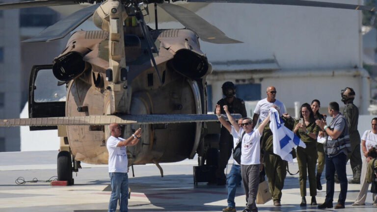 Tres argentinos y un colombiano entre los 20 rehenes que regresan a Israel tras dos años de cautiverio