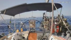 Israel intercepta el último barco de la flotilla humanitaria, mientras recrudece ataques en Gaza