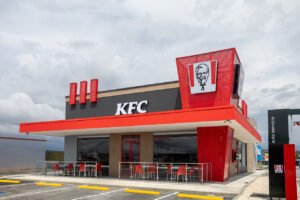 Más de $45 millones en inversión y 825 empleos: KFC celebra 55 años en el país