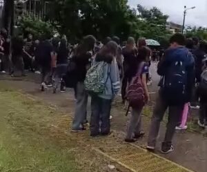 Evacúan Liceo de Santo Domingo por amenaza de bomba