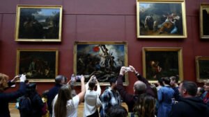 El Louvre reabre sus puertas tras impactante robo; su directora se enfrenta a interrogatorio del Senado