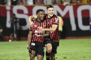 Alajuelense golpeó a Saprissa con tremendo tifo en la bienvenida del juego