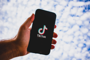 Cómo la nueva generación de políticos en Brasil ha conquistado fans en TikTok