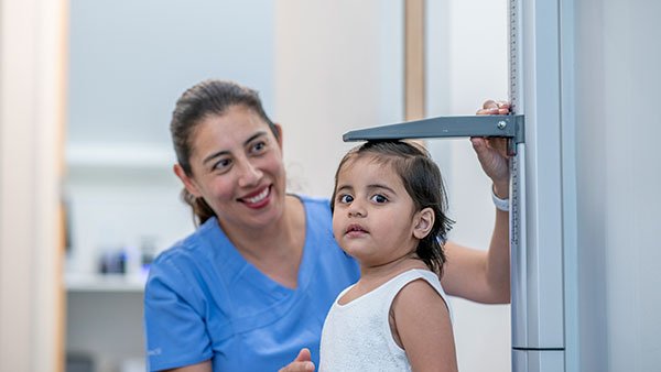 Baja estatura podría ser una señal de alerta temprana sobre una enfermedad rara en la infancia