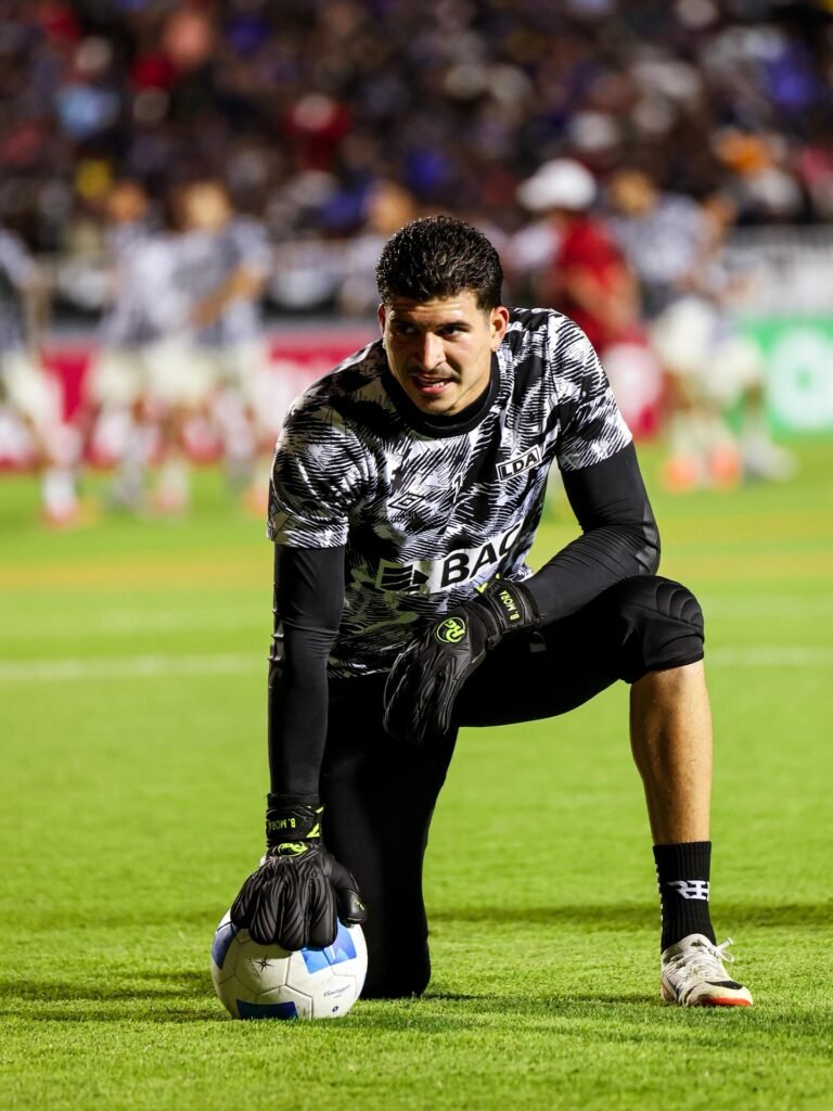 El guardián inesperado en final de Copa Centroamericana: cómo Bayron Mora convirtió los golpes en experiencia