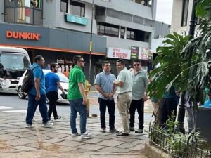 “¡Fuera, fuera, corruptos!”: abuchean a Álvaro Ramos en Alajuela