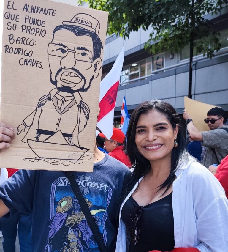 “Dios la bendiga”: respuesta de policía al ser increpado por Johana Obando