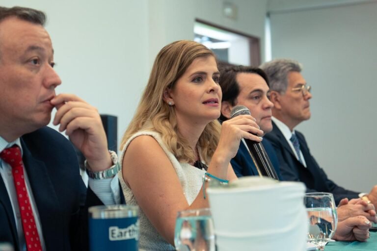 ¿Por qué renunció el encargado de finanzas de la campaña de Laura Fernández?