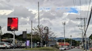 Municipios desafían al Micitt por regulación de postes de telecomunicaciones