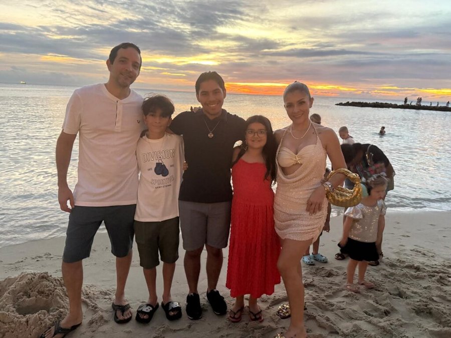 Igor (izquierda) junto a Juan Diego, Sergio, Emma y Melissa Gomes Bravio-Delgado (derecha), acompañados, durante su visita a Blue Bay.