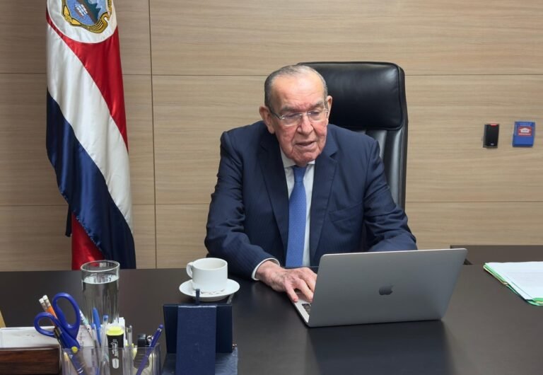 Rodrigo Arias retoma sus funciones al frente de la Asamblea Legislativa