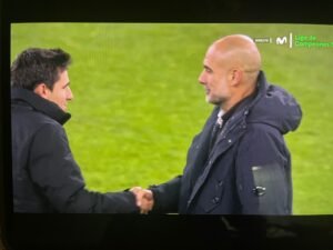 Pep Guardiola felicitó al cuerpo técnico del Leverkusen, incluido Sergi Runge, tras el juego donde perdió ante el Bayern Leverkusen.