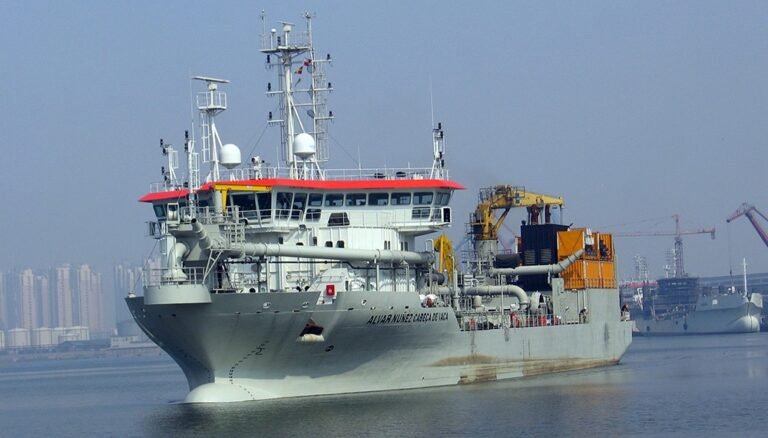 Incop moviliza draga internacional para recuperar profundidad operativa en Puerto Caldera